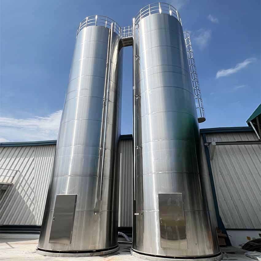 Silo chứa ngoài trời với hệ thống kho bãi thông minh